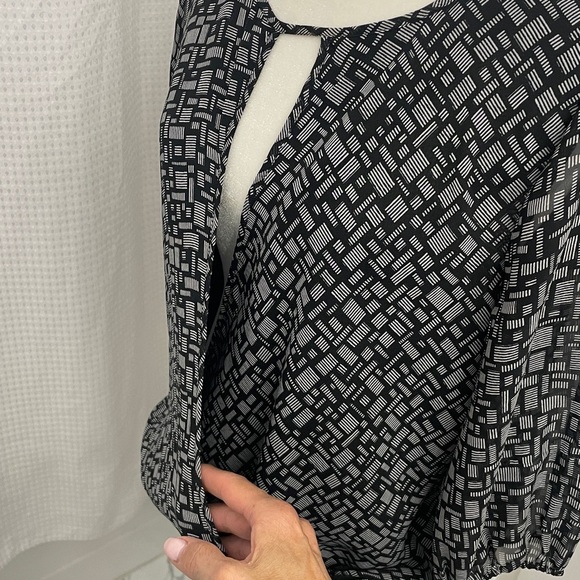 Vince Camuto Black & Grey Blouse Keyhole Neck Draped Front Wrap Sz S - Picture 4 of 9